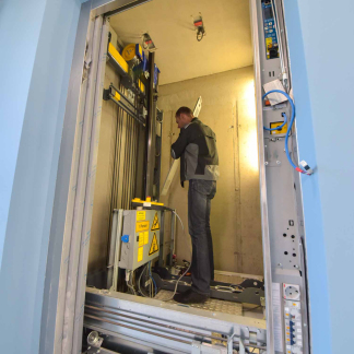 Ein Aufzug wird montiert.