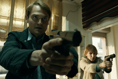 Die Ermittler Voss und Ringelhahn mit gezückter Waffe