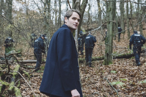 Felix Voss (Fabian Hinrichs) startet mit seinen Kolleginnen und Kollegen die große Suchaktion nach Mike im Wald.