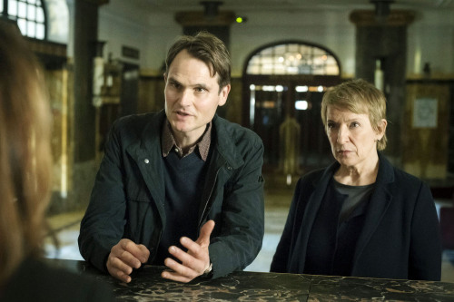 Szene aus dem Franken-Tatort „Warum“: Die Ermittler Felix Voss und Paula Ringelhahn befragen die Empfangschefin im Hotel.