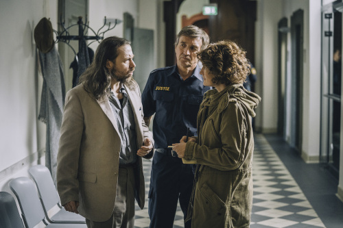 Von rechts: Kriminalkommissarin Wanda Goldwasser (Eli Wasserscheid) befragt im Beisein des Justizwachtmeisters (Klaus Haderer) den Mandanten von Thomas Peters, Bernd Baumann (Adam Jaskolka).