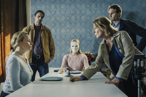 Die Kriminalhauptkommissare Felix Voss und Paula Ringelhahn am Bett der toten Barbara Sprenger.