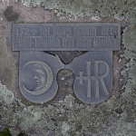 Stilistisch zeitlos zeigt sich auf diesem Epitaph von 1524 neben einem Hauszeichen der Mann im Mond. Das Grabzeichen ist eines der ältesten auf dem Rochusfriedhof.