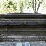 Wenn oben auf dem Grabstein kein weiteres Epitaph mehr hinpasst, findet sich an den Seiten Platz für die bronzenen Namenstafeln der Verstorbenen.