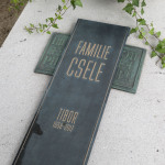 Der Grabstein ist neu, wie auch das 2017 gefertigte Epitaph. Darunter erhalten bleibt eine Bronzetafel, die von dem alten Sandsteinquader abgenommen wurde.