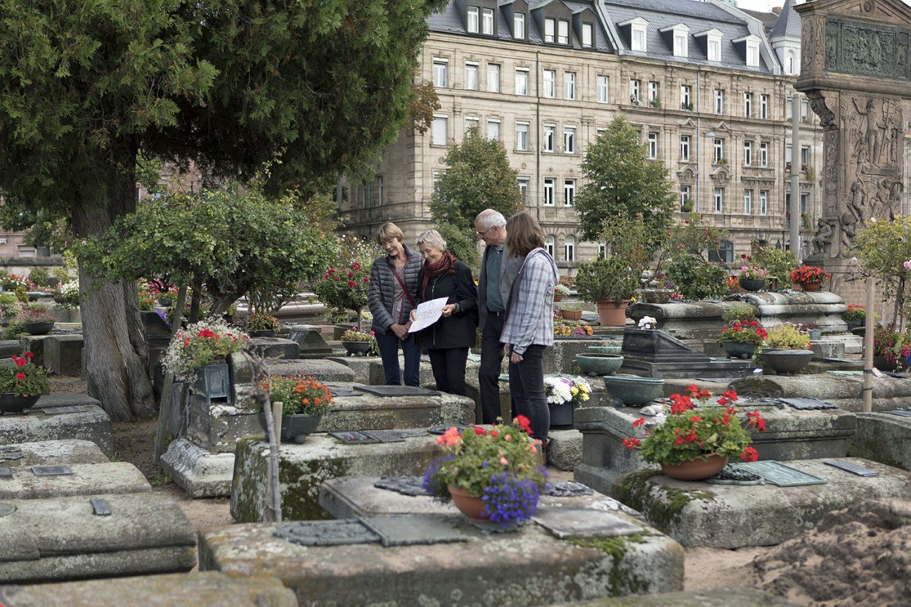 Eine Gruppe schlendert durch die Grabreihen am Johannisfriedhof., Bild © Jonathan Danko Kielkowski