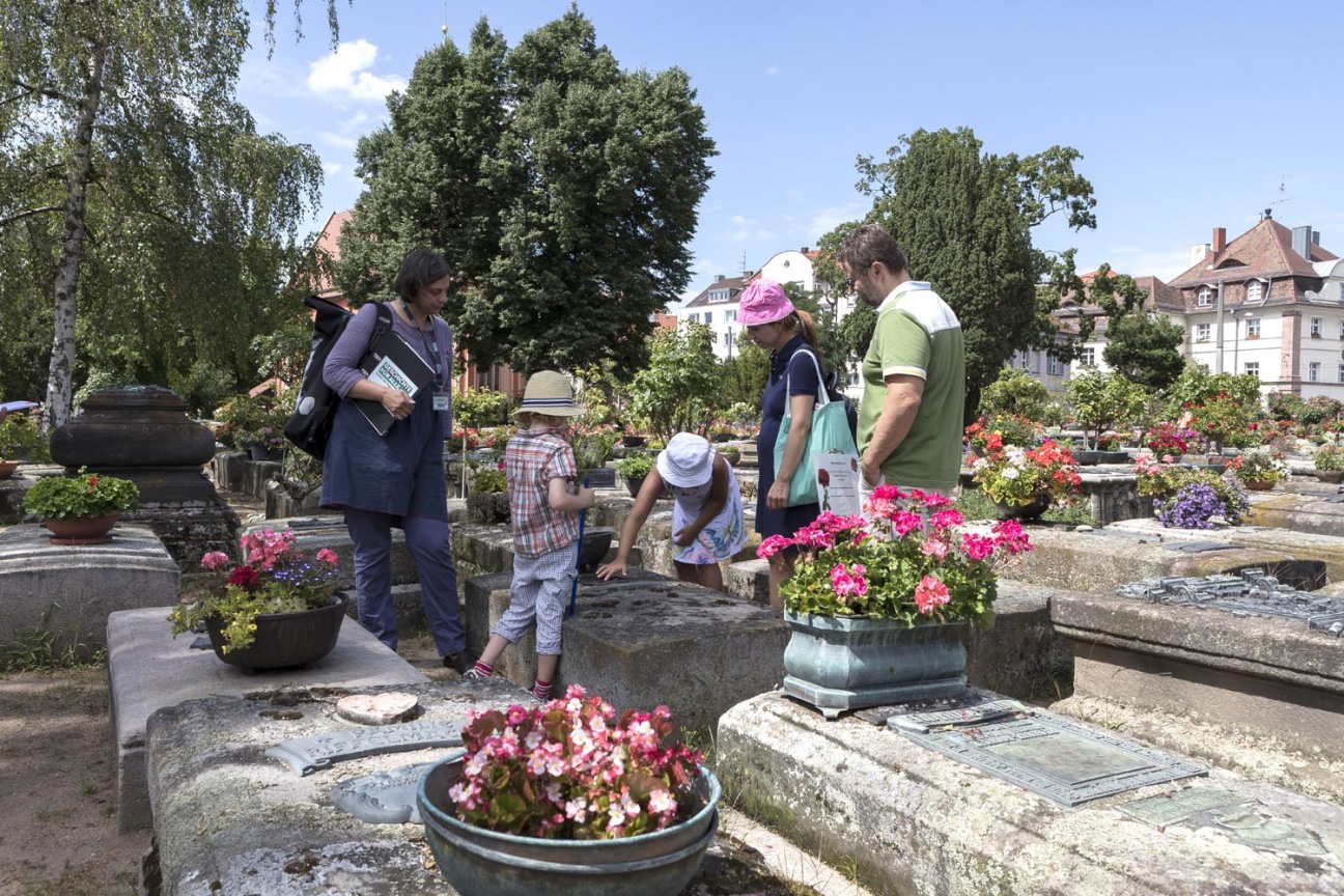 Besuchergruppe auf dem Johannisfriedhof, Bild © Jonathan Danko Kielkowski