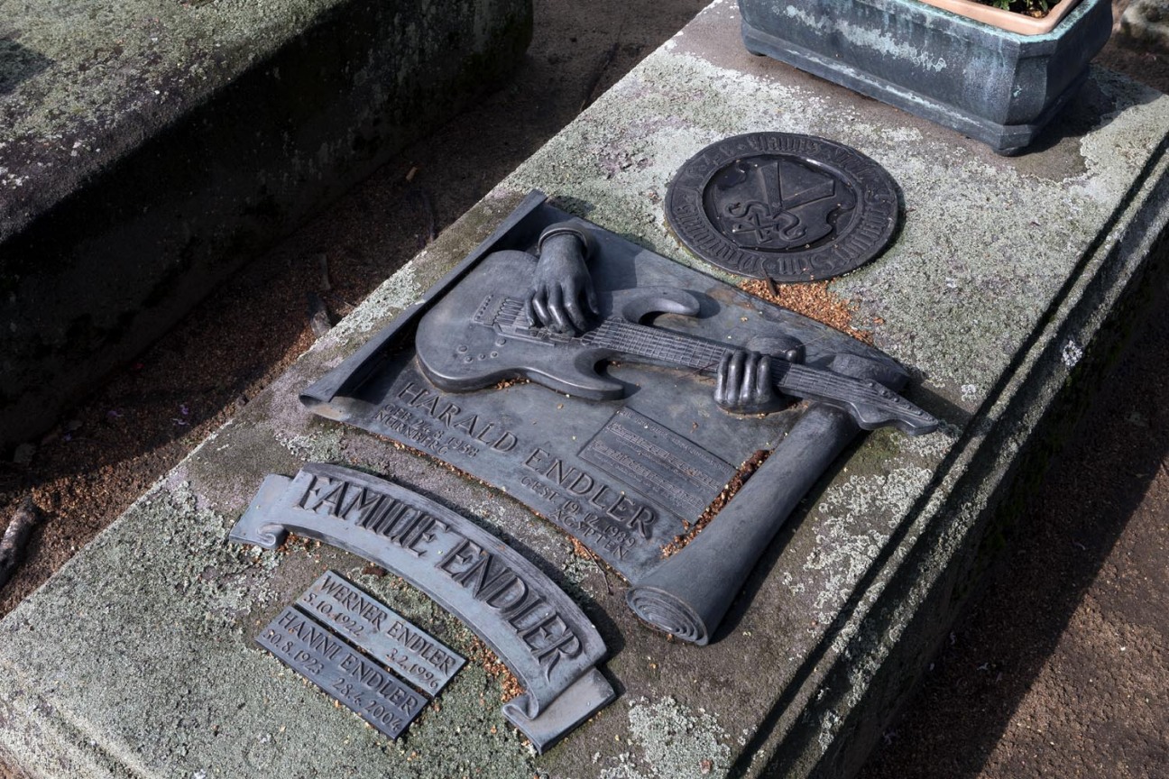 Moderner Epitaph auf dem Johannisfriedhof., Bild © Jonathan Danko Kielkowski
