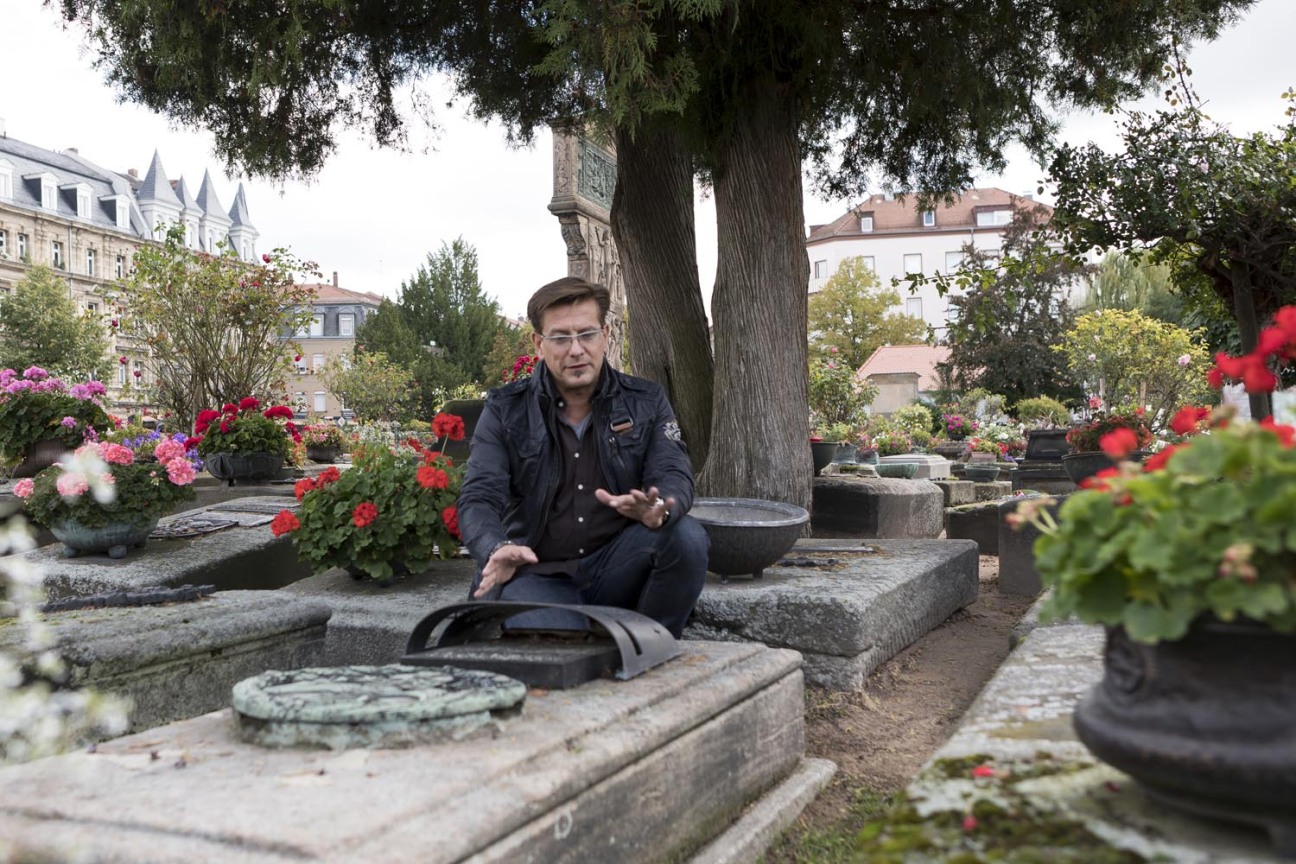 Ein Bildhauer begutachtet eine moderne Epitaphiengestaltung., Bild © Jonathan Danko Kielkowski