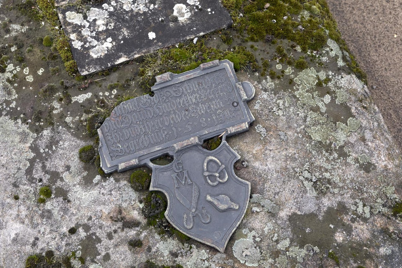 Histprischer Epitaph auf dem Johannisfriedhof., Bild © Jonathan Dank Kielkowski