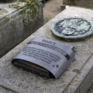 Die neue überspannt die alte Nutzung, ohne sie zu überdecken: Der Entwurf für das zeitgenössische Epitaph überzeugte das Gremium, das über alle denkmalgeschützten Gräber wacht.