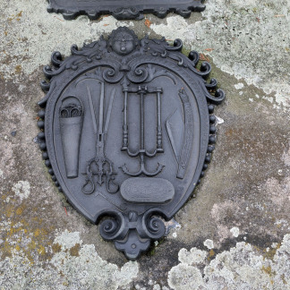 Auf einem Gemeinschaftsgrab der Balbierergesellen aus dem frühen 17. Jahrhundert ist neben Salbendose, Rasiermessser, Haken zum Aderlasssen und Bohrer für Schädeloperationen auch eine Spreizschere abgebildet, mit der Gewehrkugeln entfernt wurden.