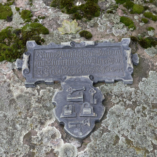 Zu jedem Schloss der passende Schlüssel: Was Hanns Amschel von Beruf war, lässt sich leicht erraten. Das Grab für ihn, seine Ehefrau Barbara und ihrer beiden Erben wurde 1604 angelegt.