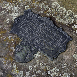 Wichtiger als christliche Symbolik war vielen Handwerkern die Darstellung ihrer beruflichen Tätigkeit auf dem Epitaph. Hier erinnert das Kettenhemd an einen 1596 verstorbenen Bantzermacher.
