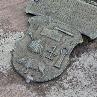 Ein Hoch auf die Bratwurst: Einschließlich eines Schweins zeigt das 1554 gegossene Epitaph einer Köchin von St. Lorenz allerhand Werkzeug zum Herstellen der Nürnberger Spezialität.