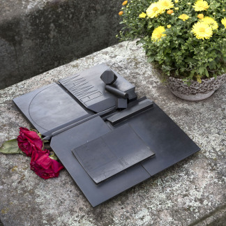 Das Epitaph auf dem Grabstein des Kunsthistorikers Gerhard Mammel (1919-1989) zeigt auch die Unterschrift des Verstorbenen. Geschaffen hat es der Künstler Max Söllner.