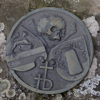 Eines der ältesten Gräber auf dem Rochusfriedhof, das an den 1521 verstorbenen Sebaldus Schweicker erinnert, zeigt links ein heute wieder topaktuelles Motiv: das Einhorn.