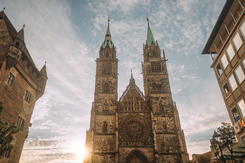 Blick auf die Fassade der Lorenzkirche, links im Bild das Nassauer Haus.