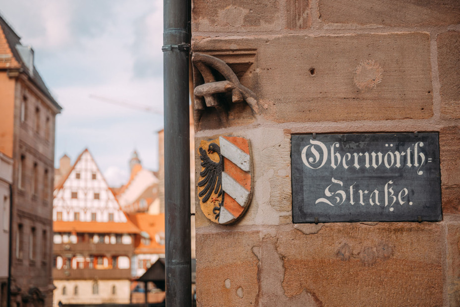 Altes Straßenschild am Unschlittplatz in Nürnberg., Bild © Kristof Goettling
