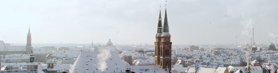 Verschneite Stadtansicht im Winter.