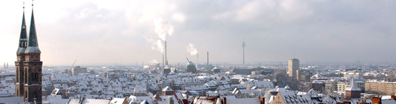 Verschneite Stadtansicht im Winter.