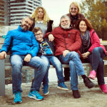 Titelbild Familie mit Wahl-Großeltern - Großeltern stiften Zukunft e.V.