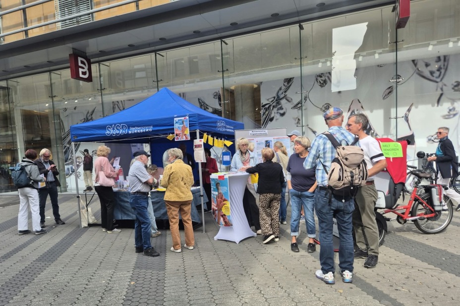 Bild © MzH / Stadtseniorenrat Nürnberg Foto Info-Stand des Stadtseniorenrats am Weltseniorentag in der Fußgängerzone, Bild © MzH / Stadtseniorenrat Nürnberg