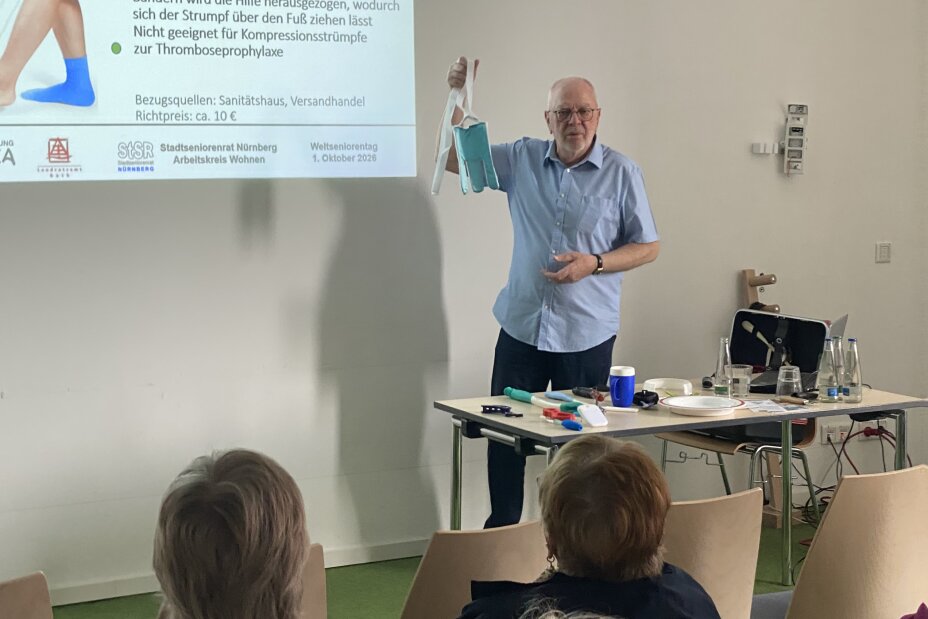 Bild © MzH / Stadtseniorenrat Nürnberg Vortrag von Martin Wiedenbauer, Mitglied des Fachausschusses Wohnen im Stadtseniorenrat, über Hilfsmittel im Alltag von Senioren und Seniorinnen., Bild © MzH / Stadtseniorenrat Nürnberg