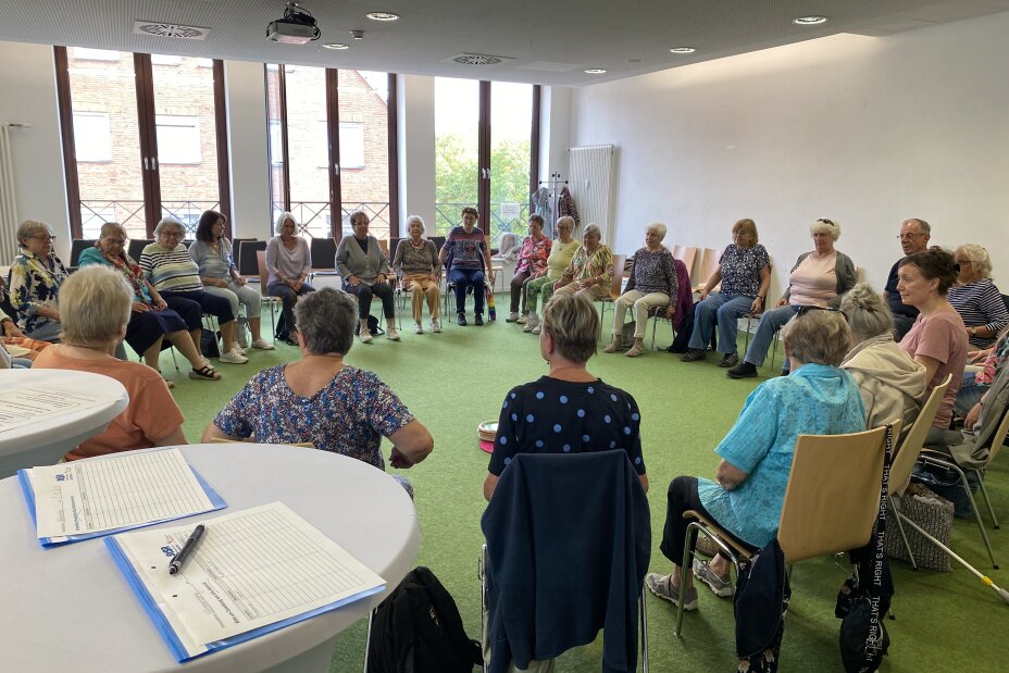 Bild © MzH / Stadtseniorenrat Nürnberg Programm am Weltseniorentag im Seniorenrathaus am Hans-Sachs-Platz: Tanzen im Sitzen mit Gaby Gehrold, Bild © MzH / Stadtseniorenrat Nürnberg