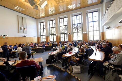 Der Stadtseniorenrat tagt im großen Sitzungssaal im Rathaus. © Â©Anestis Aslanidis