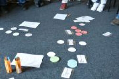 Zettel und Kärtchen liegen auf dem Boden, drumherum sieht man d © pixabay.com