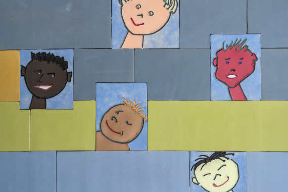 Graffiti mit lächelnden Kindergesichter