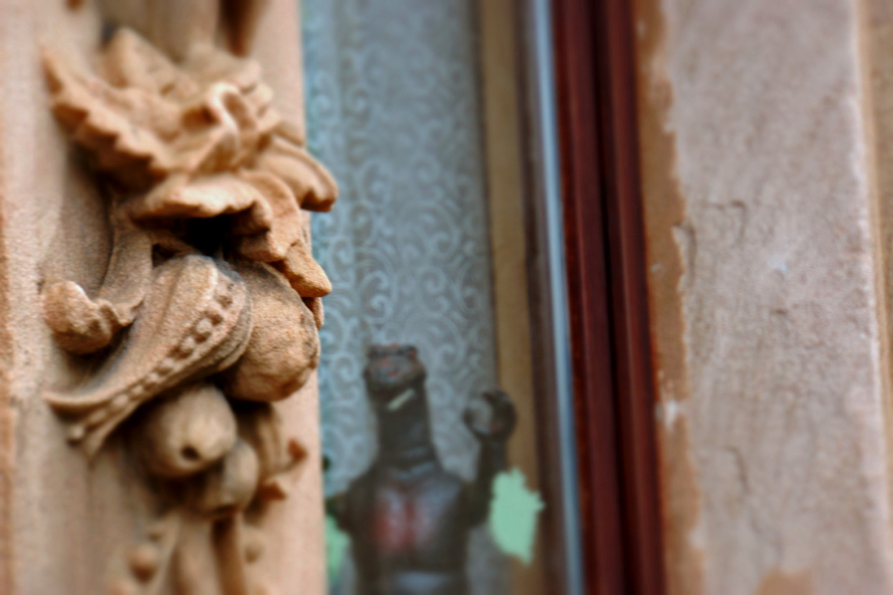 Reliefdetail an einem Fensterrand, Bild © decide