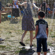 Nachbarschaftsfest Kinder spielen mit Wasser