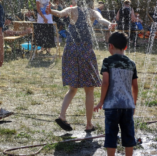 Nachbarschaftsfest Kinder spielen mit Wasser © Stadt Nürnberg - Referat für Jugend, Familie und Soziales
