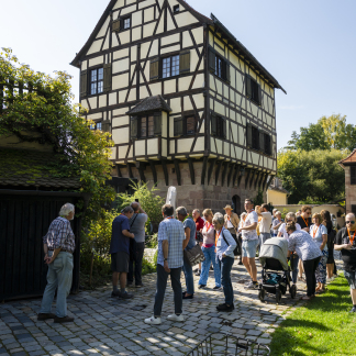 Vier Schlösser und eine Kirche