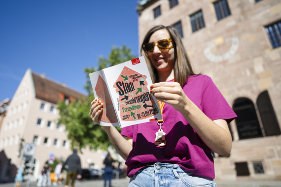 Eine Frau liest das Programmheft