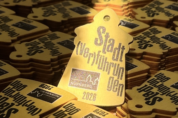 Ein Türmchen der Stadt(ver)führungen strahlt im goldenen Licht.