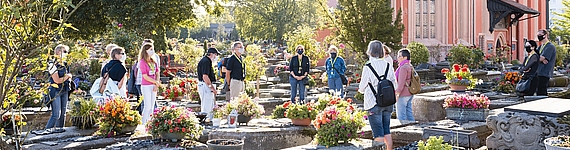 Besucherinnen an den Gräbern des Johannisfriedhof