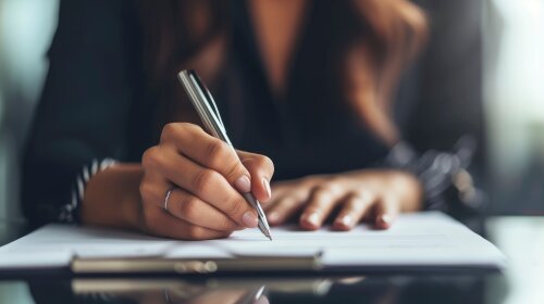 hand of businesswoman signing a contract, AdobeStock © anamulhasan