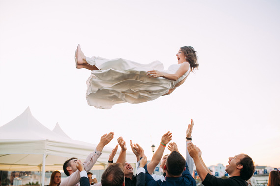 Braut wird von Hochzeitsgesellschaft in die Luft geworfen