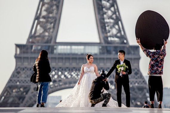 Brautpaar vor dem Eiffelturm
