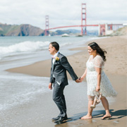 Brautpaar am Strand mit Golden Gate Bridge
