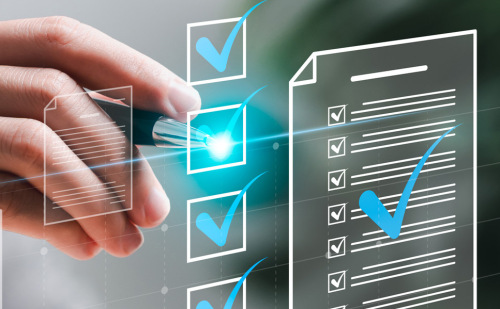 © Adobestock Hand vor durchsichtiger Checkliste © Adobestock