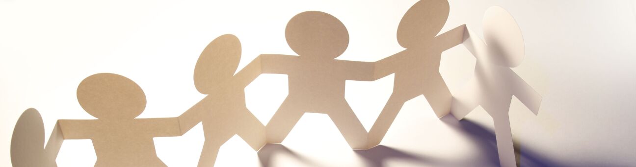 Bild © STILLFX / shutterstock.com Eine Kette von Papierfiguren, Bild © STILLFX / shutterstock.com