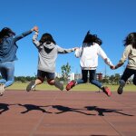 Jugendliche springen gleichzeitig in die Luft