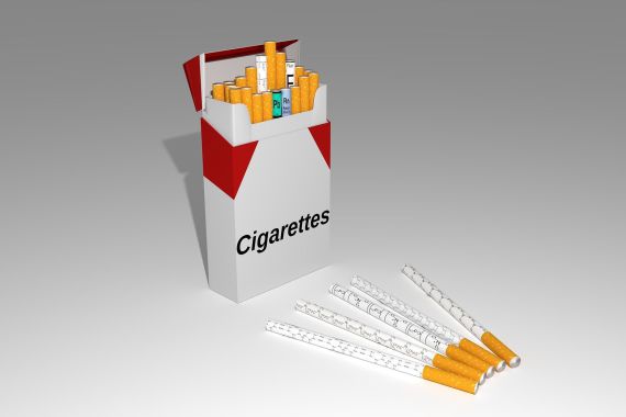 Zigarettenschachtel mit Strukturformeln der Inhaltsstoffe