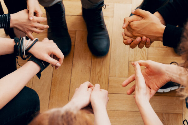 Draufsicht von Menschen, die in einem Kreis sitzen