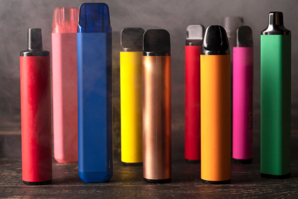 Verschiedenfarbige Einweg E-Zigaretten