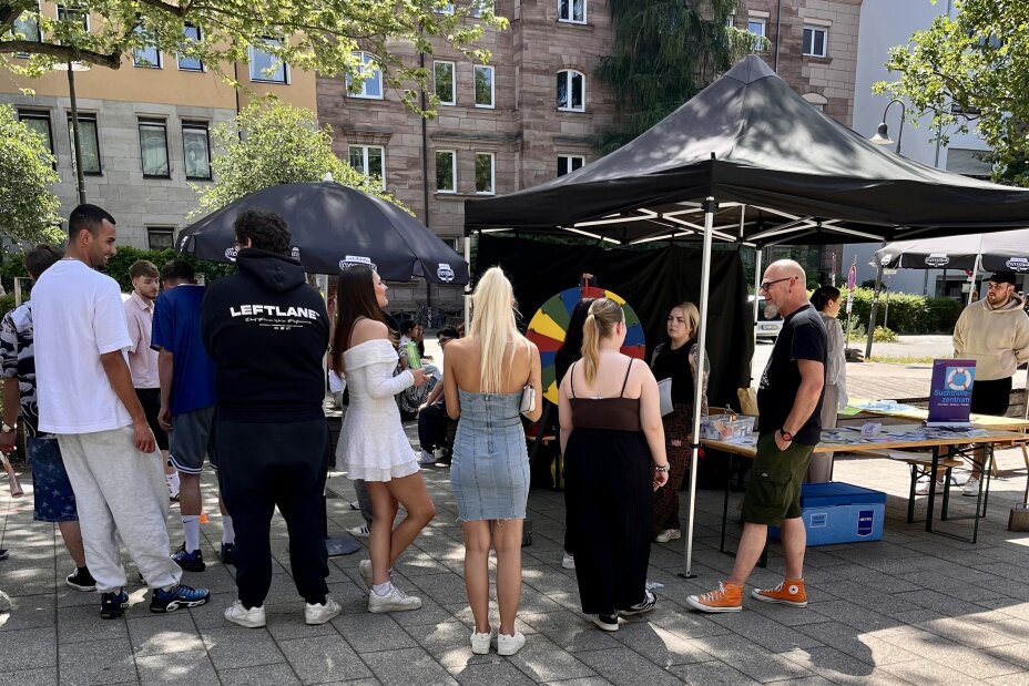 Bild © Nadja Weidinger / Stadt Nürnberg Jugendamt Interessierte am Stand zur Aktionswoche Alkohol im Hof des BBZ Nürnberg, Bild © Nadja Weidinger / Stadt Nürnberg Jugendamt